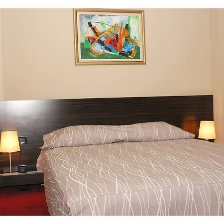 Hotel Famous House 3*