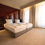 Famous House Хотел