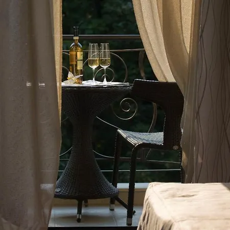 Отель Famous House