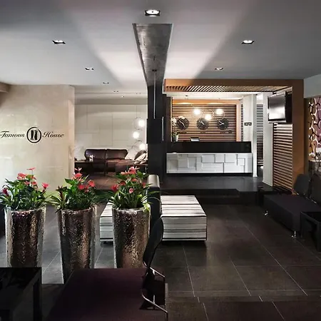 Famous House Отель 3*