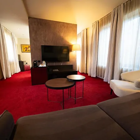 Famous House 3* Φιλιππούπολη