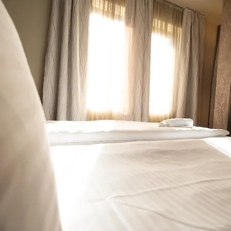 Famous House Ξενοδοχείο 3*