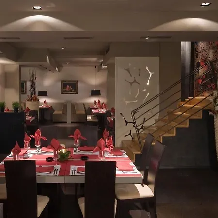 Famous House Отель Пловдив