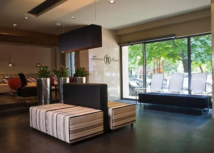 Famous House Szálloda 3*