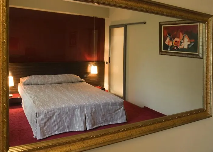 Famous House Szálloda